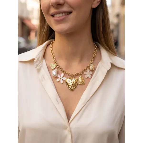 Collier à breloques | collier doré à breloques médaillons perles et semi porcelaine– collier d’été, bijou de plage chic, acier inoxydable