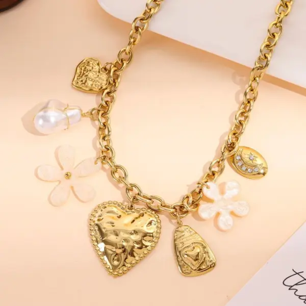 Collier à breloques | collier doré à breloques médaillons perles et semi porcelaine– collier d’été, bijou de plage chic, acier inoxydable