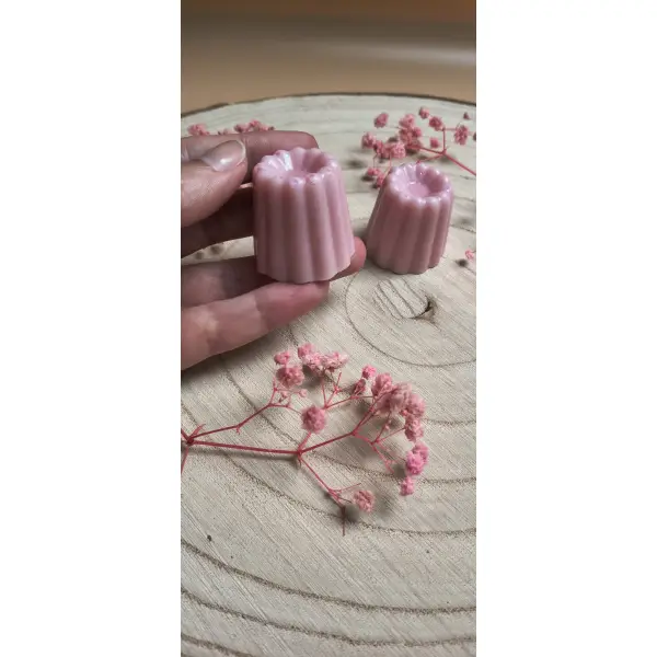 Cannelé fondant parfumé fraise des bois