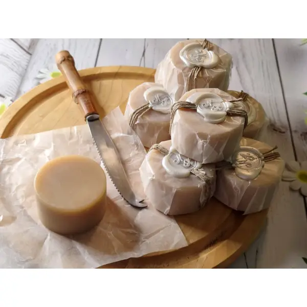 Savon au lait de chèvre cru, façon crottin de chèvre.