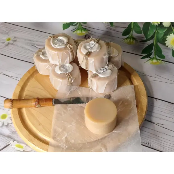 Savon au lait de chèvre cru, façon crottin de chèvre.