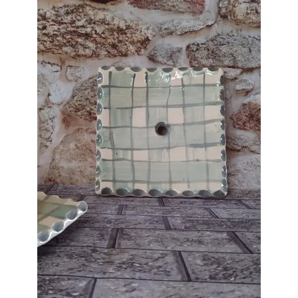 Porte-savon quadrillé en céramique émaillée.