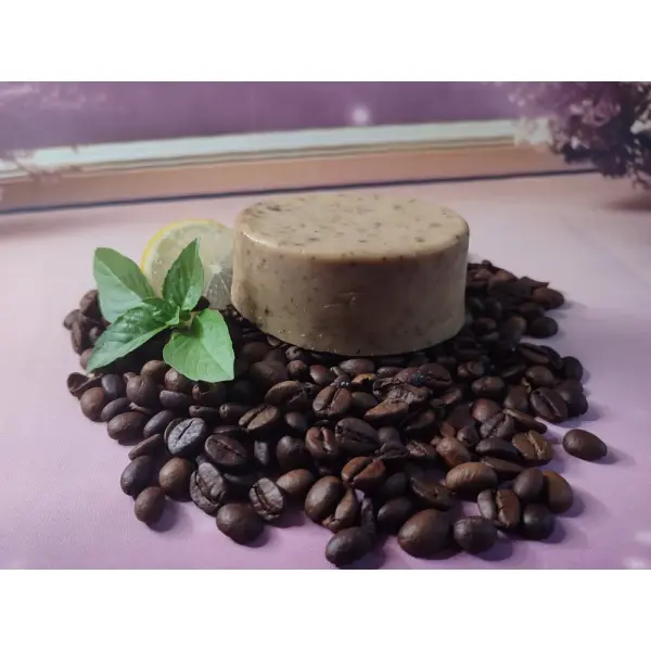 Savon exfoliant au café.