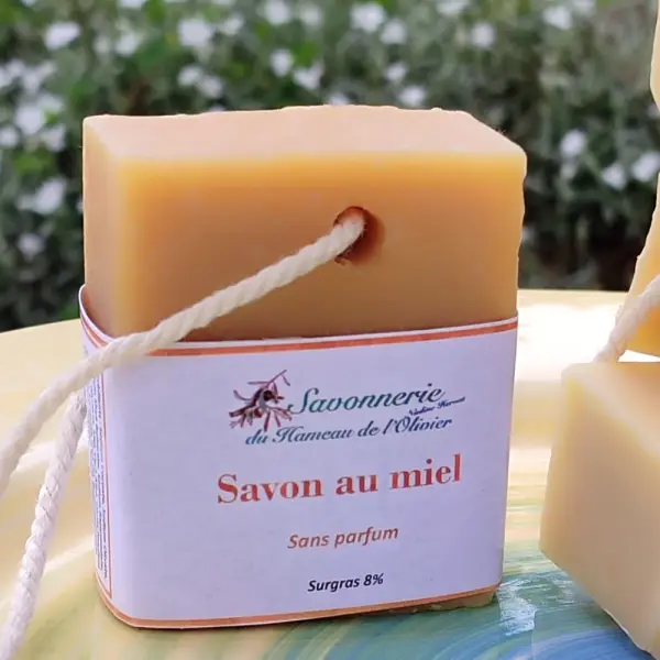 Savon au bon miel de la ruche avec cordon.