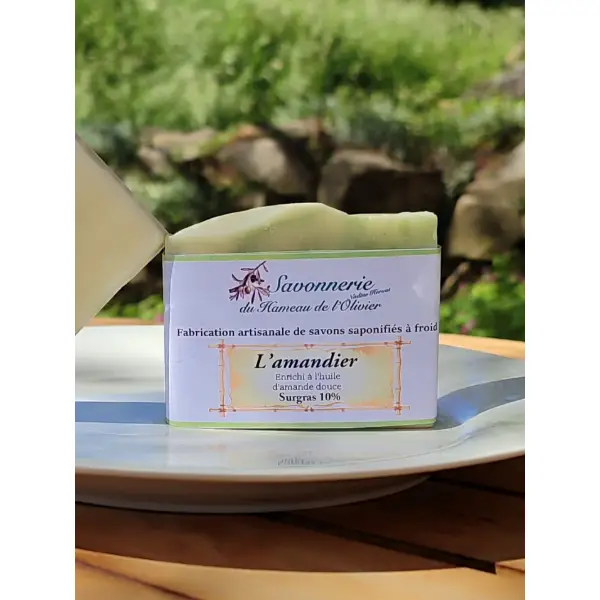 Savon "l'amandier" .
