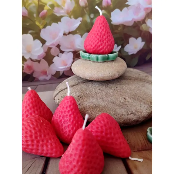 Bougie parfumée en forme de fraise.