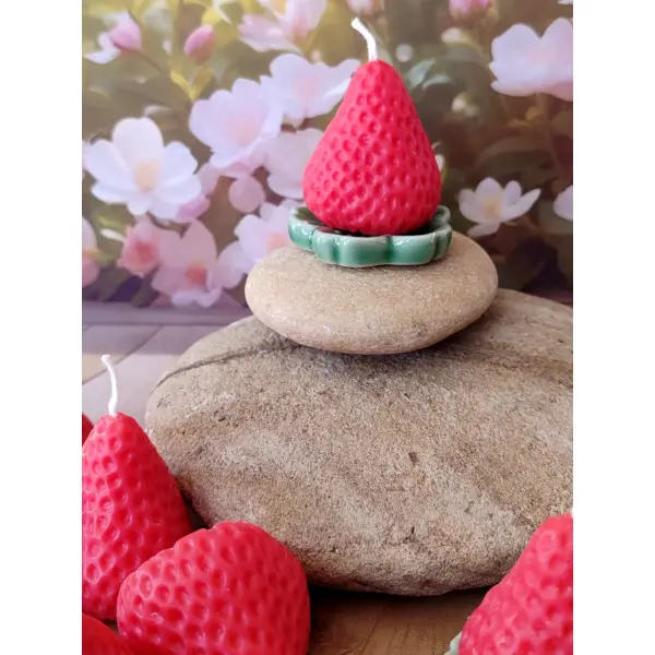 Bougie parfumée en forme de fraise.