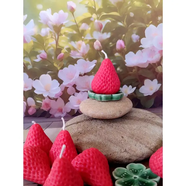 Bougie parfumée en forme de fraise.