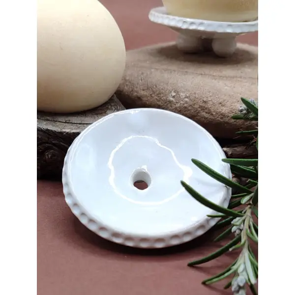 Ensemble savon au lait de chèvre sur son porte-savon.