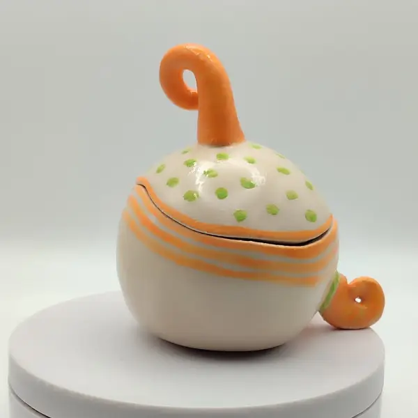 Boite boule "petit lutin" orange et vert.