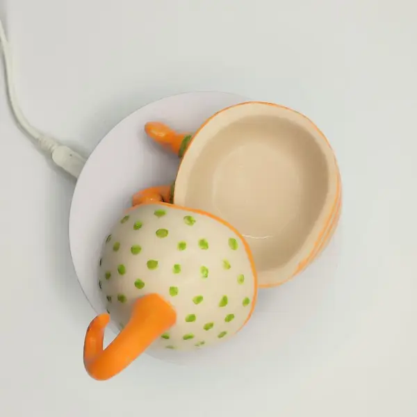 Boite boule "petit lutin" orange et vert.