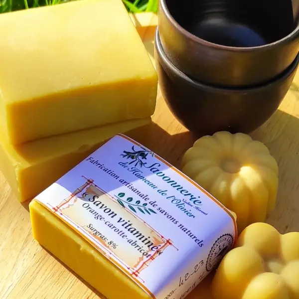 Savon vitaminé orange carotte abricot .