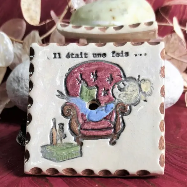 Porte-savons fantaisie carré en céramique émaillée.