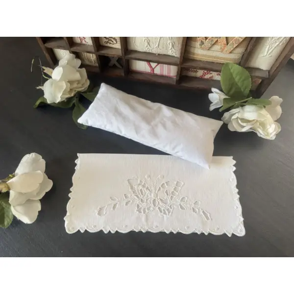 ** pochette ancienne / coussin de lavande " papillon " ** coton , broderie main