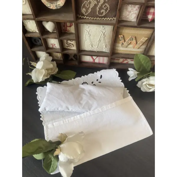 ** pochette ancienne / coussin de lavande " papillon " ** coton , broderie main