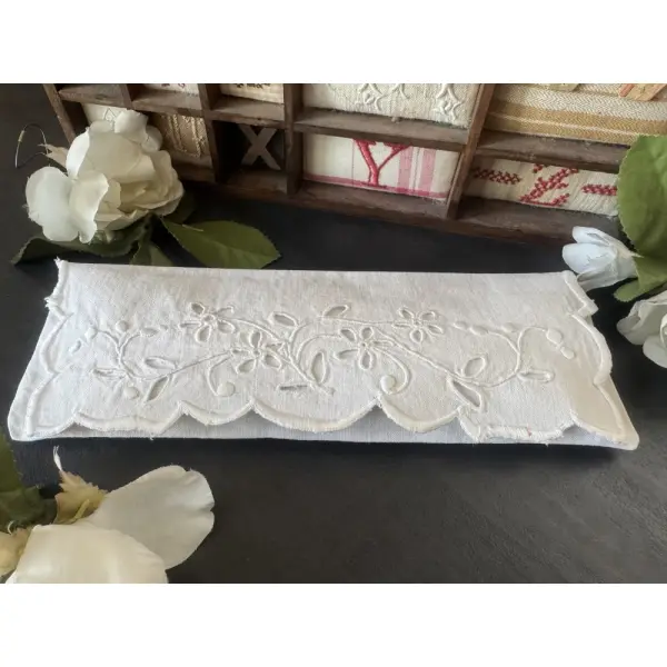 ** pochette ancienne / coussin de lavande " fleurs " ** coton , broderie main