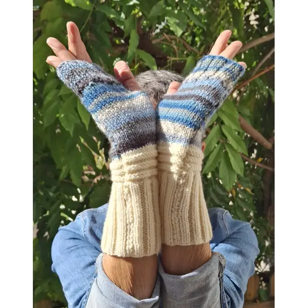 Mitaines tricotées main écru, bleu jean et rayures chinées avec fleurs crochet et boutons – 27 cm