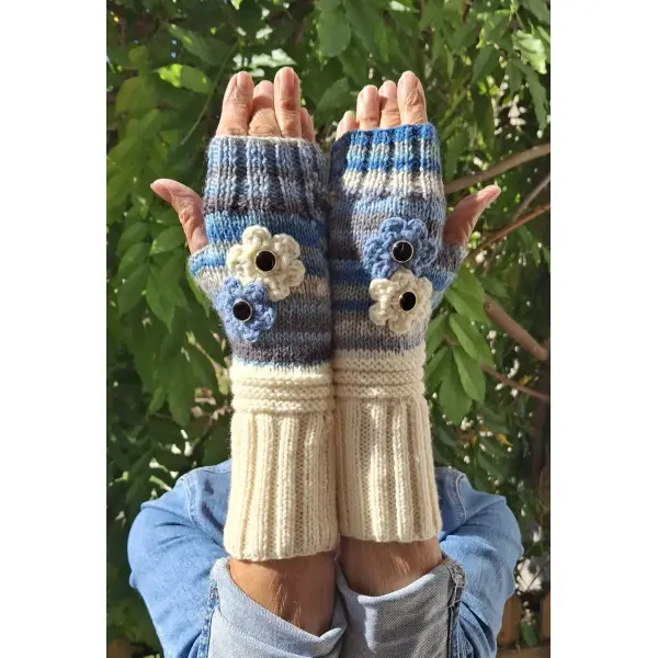 Mitaines tricotées main écru, bleu jean et rayures chinées avec fleurs crochet et boutons – 27 cm