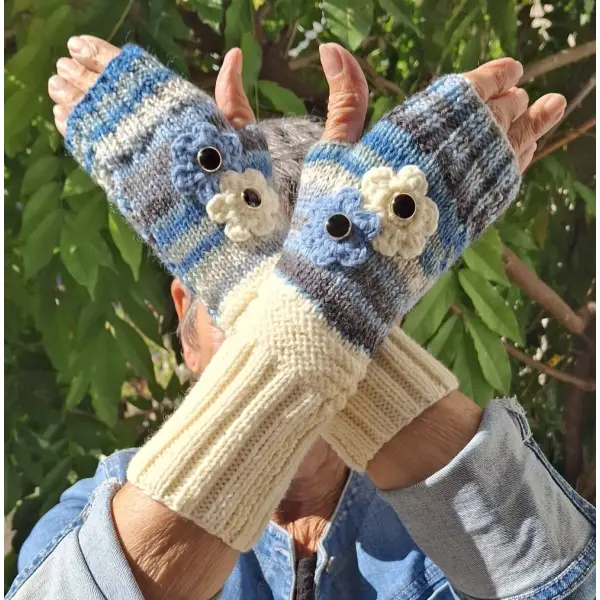 Mitaines tricotées main écru, bleu jean et rayures chinées avec fleurs crochet et boutons – 27 cm