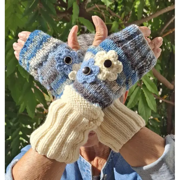 Mitaines tricotées main écru, bleu jean et rayures chinées avec fleurs crochet et boutons – 27 cm