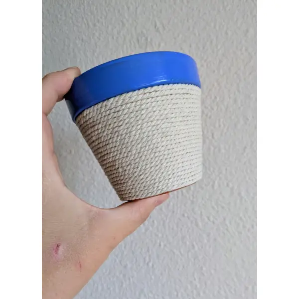 Pot en terre cuite tissé bleu