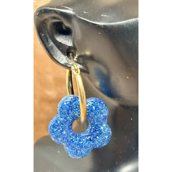 Boucles d’oreilles créoles avec leur paires de charms en résine interchangeables