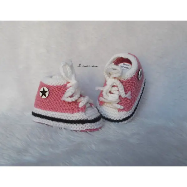 Chaussons bébé en laine mérinos 0/3 mois baskets tricotés main rose hortensia noir blanc