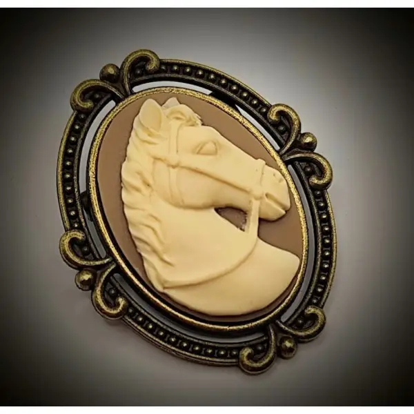 Broche camée cheval pièce unique - bijou équitation & portrait animalier - style victorien chic.