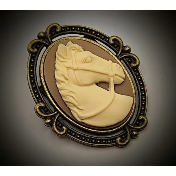 Broche camée cheval pièce unique - bijou équitation & portrait animalier - style victorien chic.