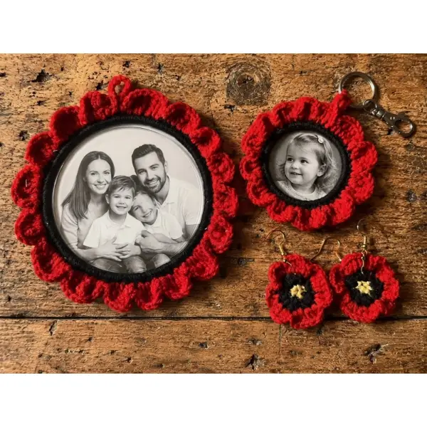 Coffret cadeau crocheté fait main — cadre photo, bijou de sac et boucles d’oreilles coquelicot
