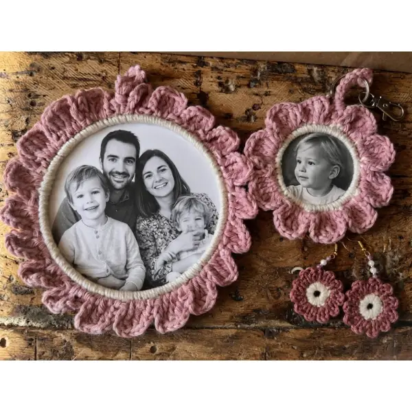 Coffret cadeau crocheté fait main — cadre photo, bijou de sac et boucles d’oreilles assortis