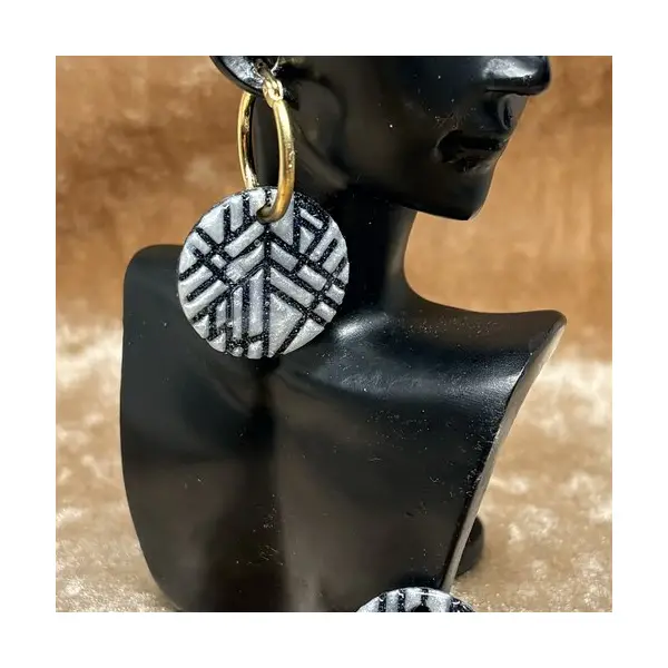 Boucles d’oreilles avec leurs charms en résine