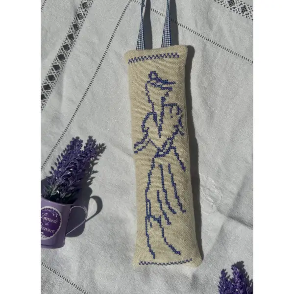 * coussin de porte " arlésienne " * broderie , dentelle de calais , lavande