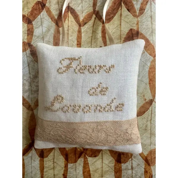 * coussin de porte " fleurs de lavande * broderie, dentelle , lavande