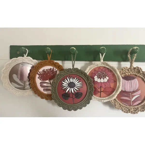 Médaillon décoratif au crochet | fleurs sauvages | décoration murale campagne | fait main en france