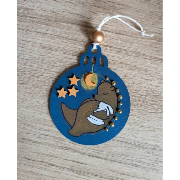 Petite boule de noël en bois illustration ours brun