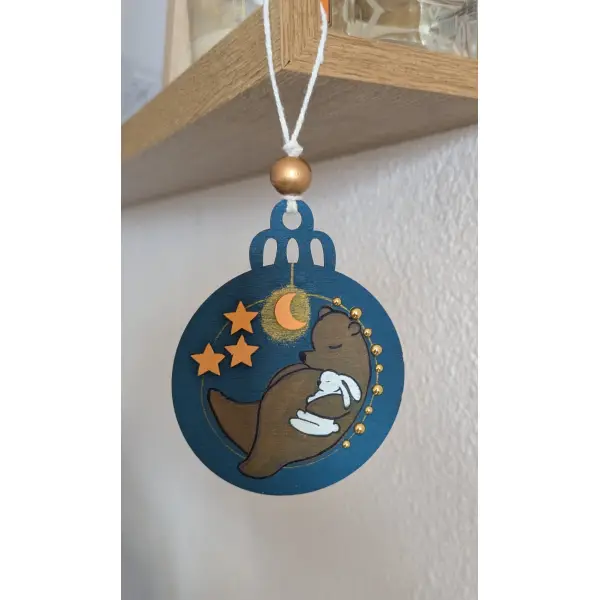 Petite boule de noël en bois illustration ours brun