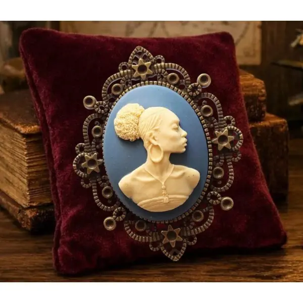 Broche camée afro chic – portrait femme africaine – bijou symbolique empowerment féministe.
