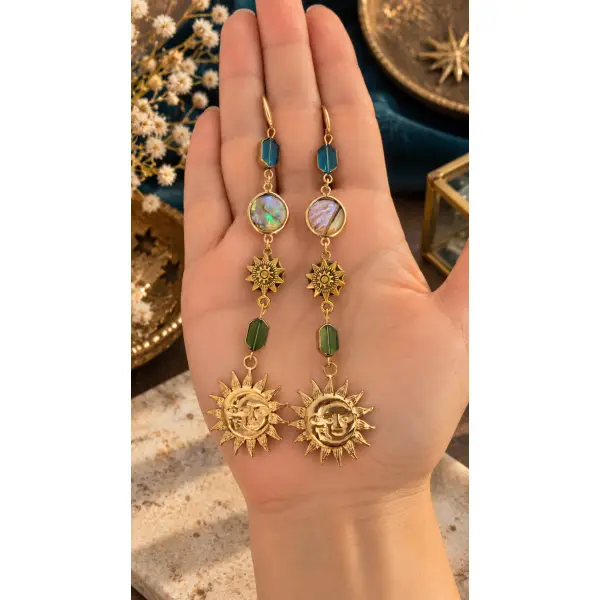 Boucle d'oreille femme pendante thème astral lune soleil astronomie perle bleue verte cabochon brillant ciel étoile double soleil doré