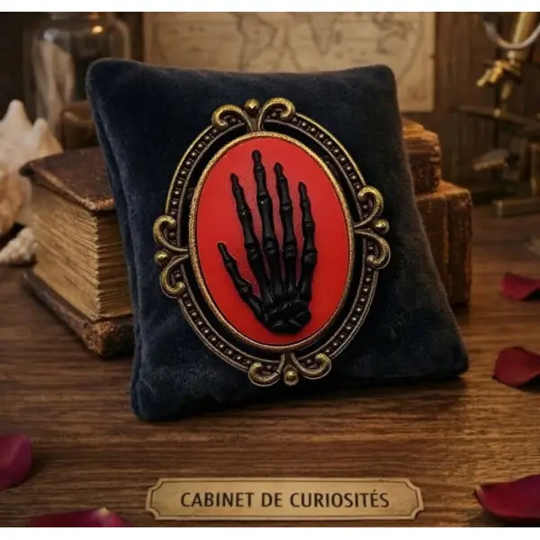 Broche gothique romantique – camée main anatomique – bijou artisanal français.