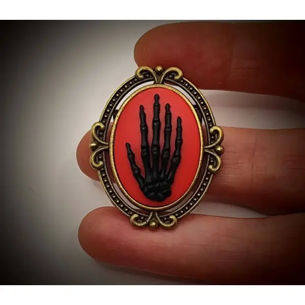 Broche gothique romantique – camée main anatomique – bijou artisanal français.