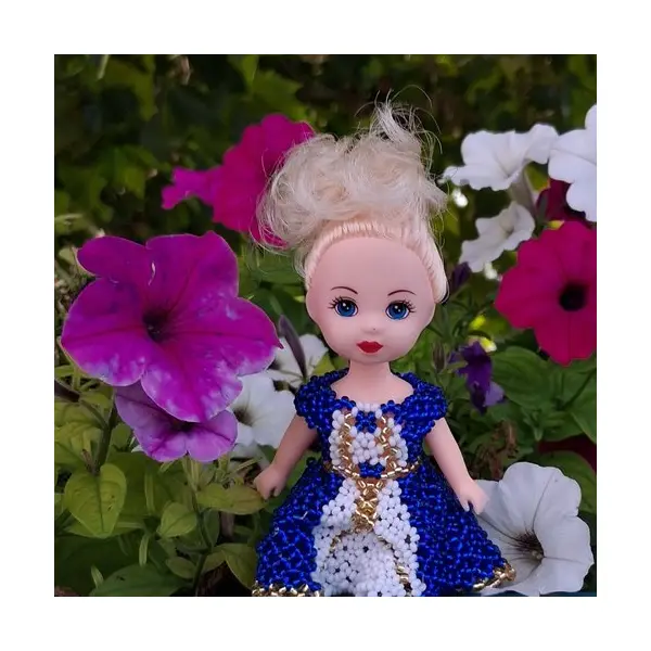 Princesse émilie – poupée en perles bleues, blanches et dorées