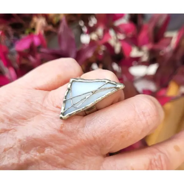 Un prix sympathique pour cette bague ajustable vitrail verre et étain ( 56 à 59) ... !!!!
