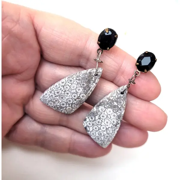 Des boucles d'oreille primitives tribales, premières avec cabochons corail fossilisé : "mémoire de nos sourires" .....