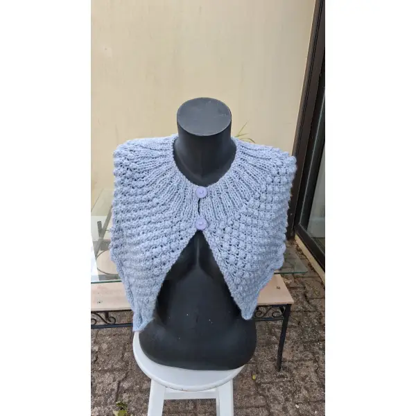 Chauffe epaules bleu tricote mains