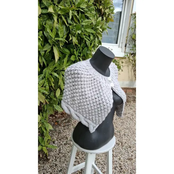 Chauffe epaules gris pale ricote mains