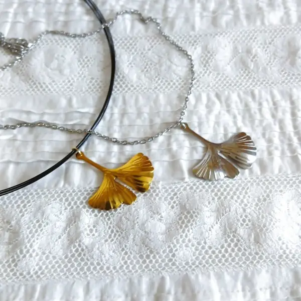 Collier court avec pendentif feuille de ginkgo