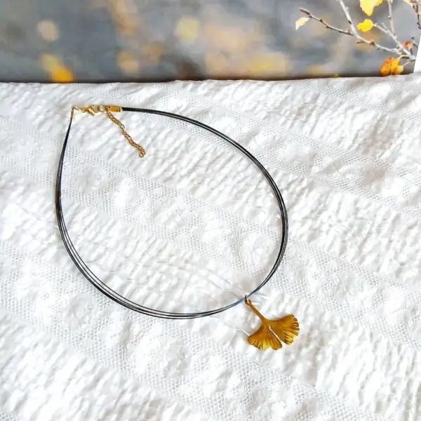 Collier court avec pendentif feuille de ginkgo