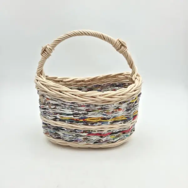 Mini panier ovale en rotin naturel écru et papier magazine recyclé - anse rotin - tressé main