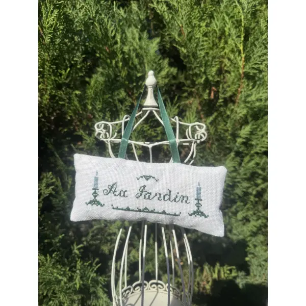 ** au jardin * coussin au point de croix garni de lavande